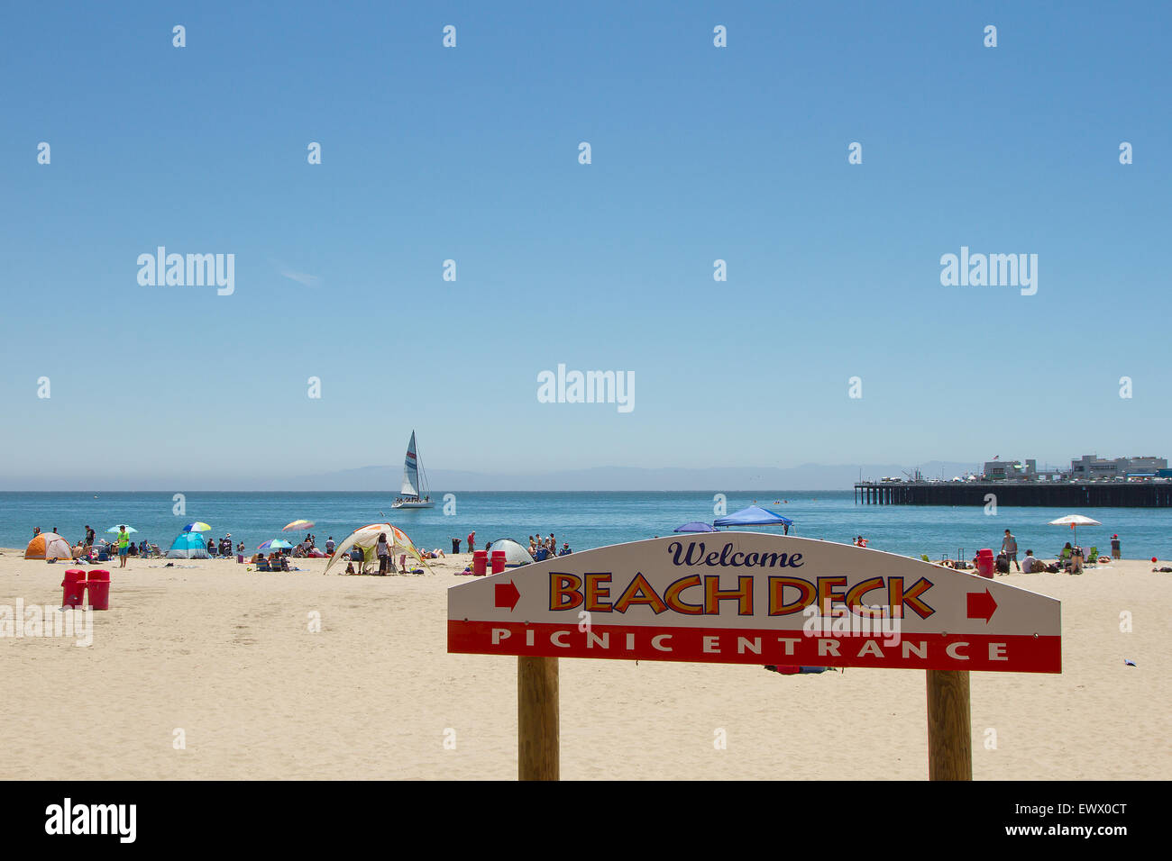 Melden Sie gastfreundliche Menschen zu Santa Cruze Strand und Bucht Szenen am Santa Cruz Beach in Kalifornien, USA Stockfoto