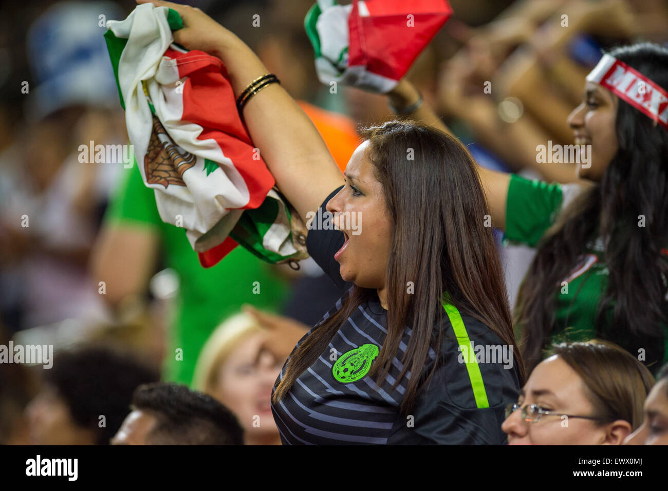 1. Juli 2015: Mexiko-Fans reagieren während der 2. Hälfte ein internationales Fußball zwischen Honduras und Mexiko NRG-Stadion in Houston, TX übereinstimmen. Das Spiel endete mit einem 0: 0 Unentschieden. Trask Smith/CSM Stockfoto