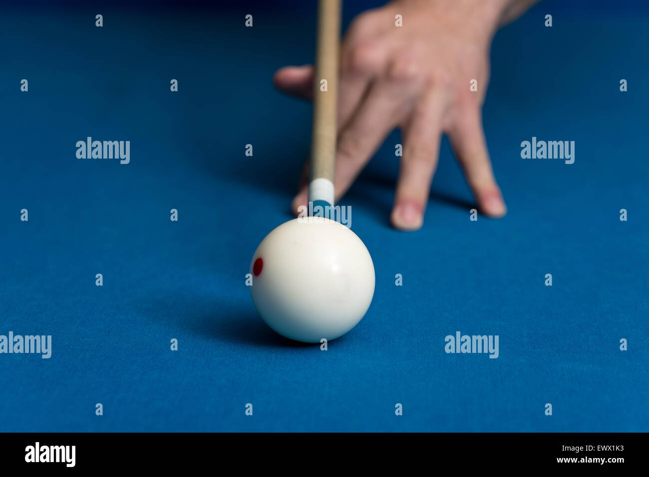 Man spielt Pool rund um den Ball Stockfoto