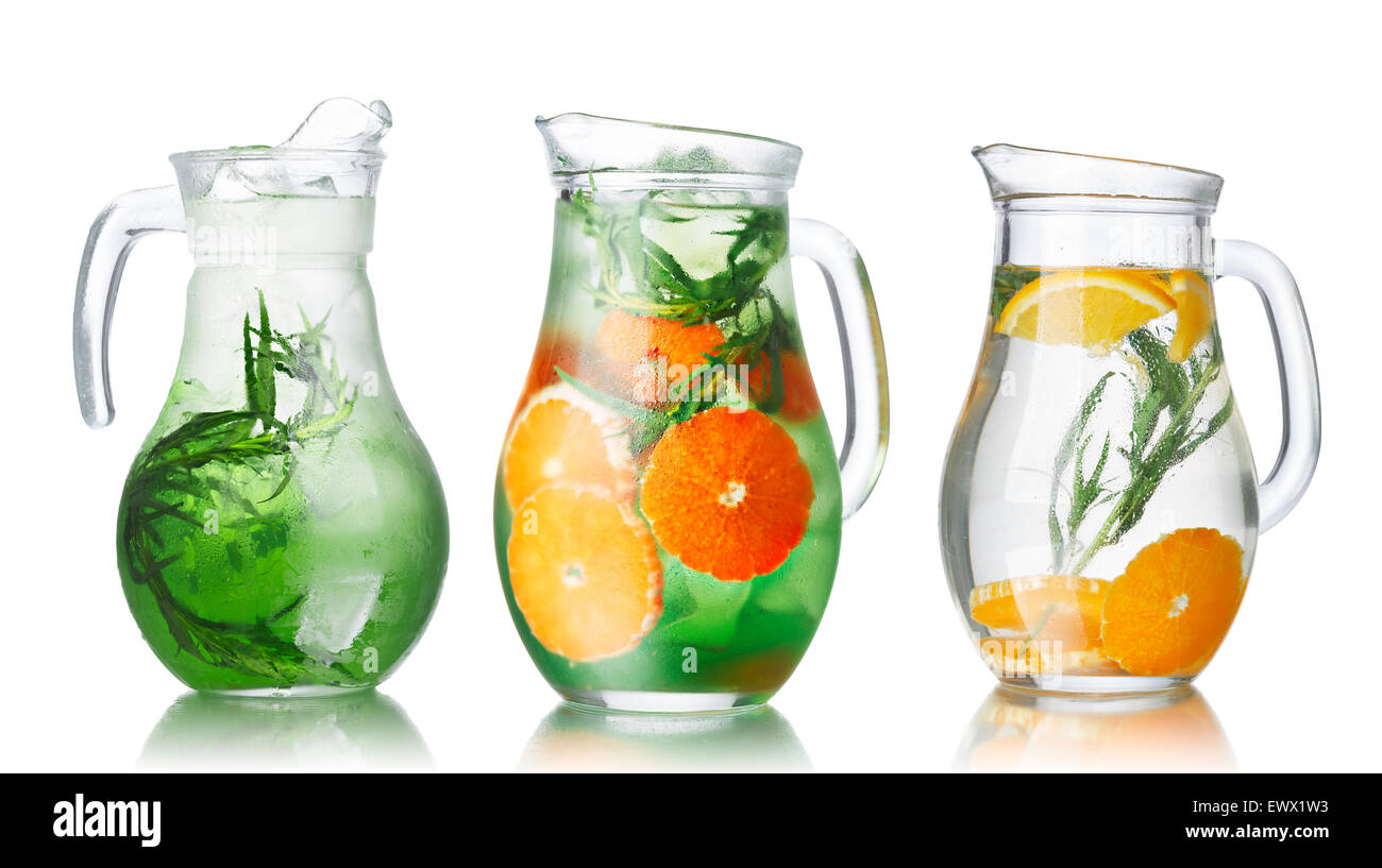 Sammlung von Glas Kannen mit Estragon infundiert Detox Wasser Stockfoto