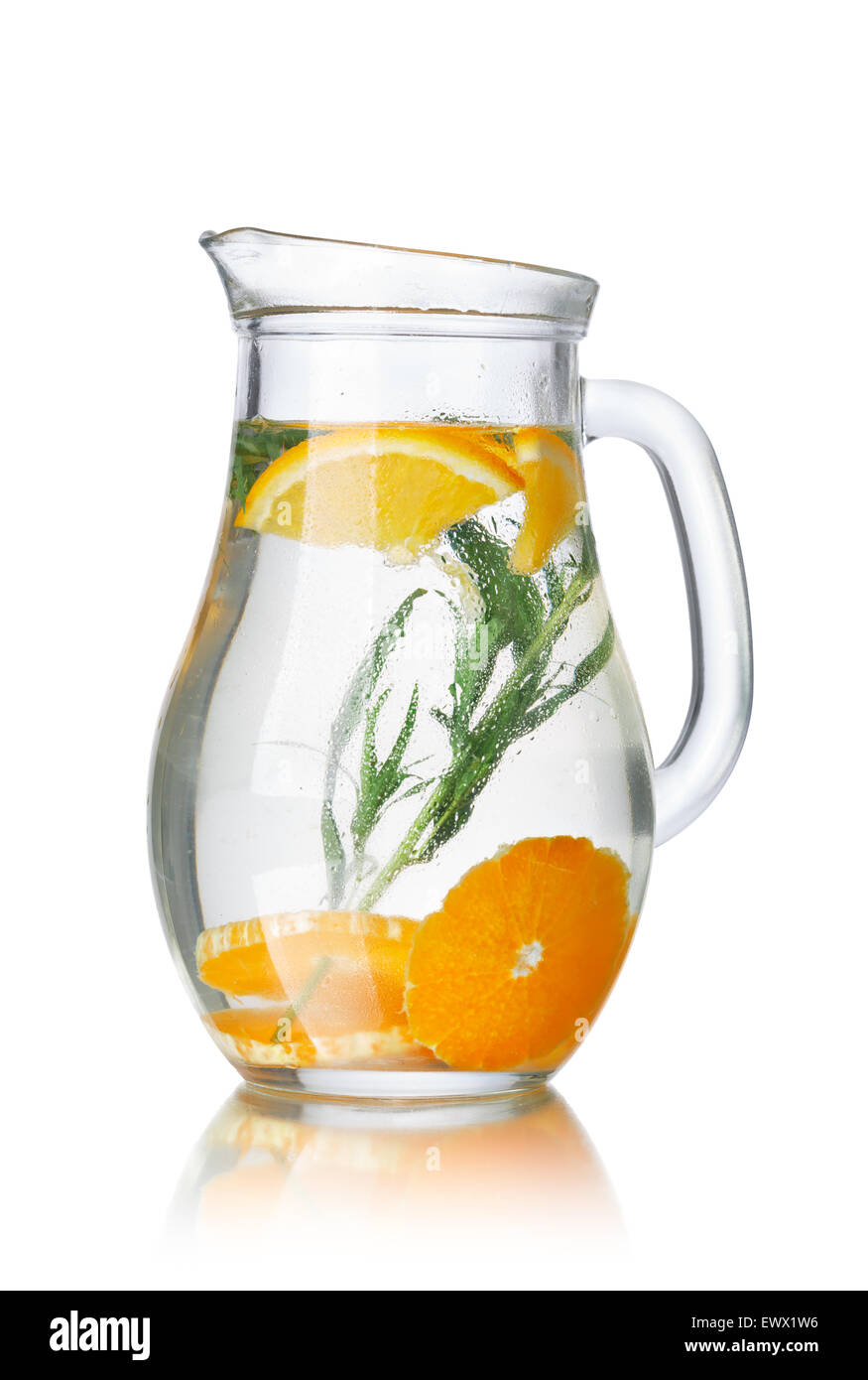 Glas Kannen mit Estragon (Tarkhun) infundiert Detox Wasser Stockfoto