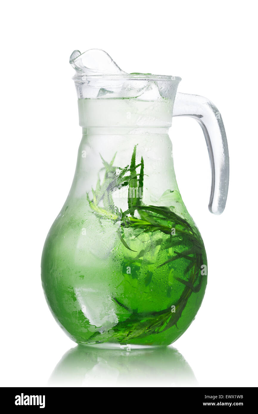 Glas Kannen mit Estragon (Tarkhun) infundiert Detox Wasser Stockfoto