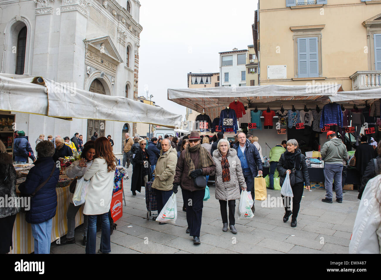 BRESCIA, Italien - 21. März 2015: Straßenszenen der Stadt. Messe auf dem Stadtplatz. Stockfoto