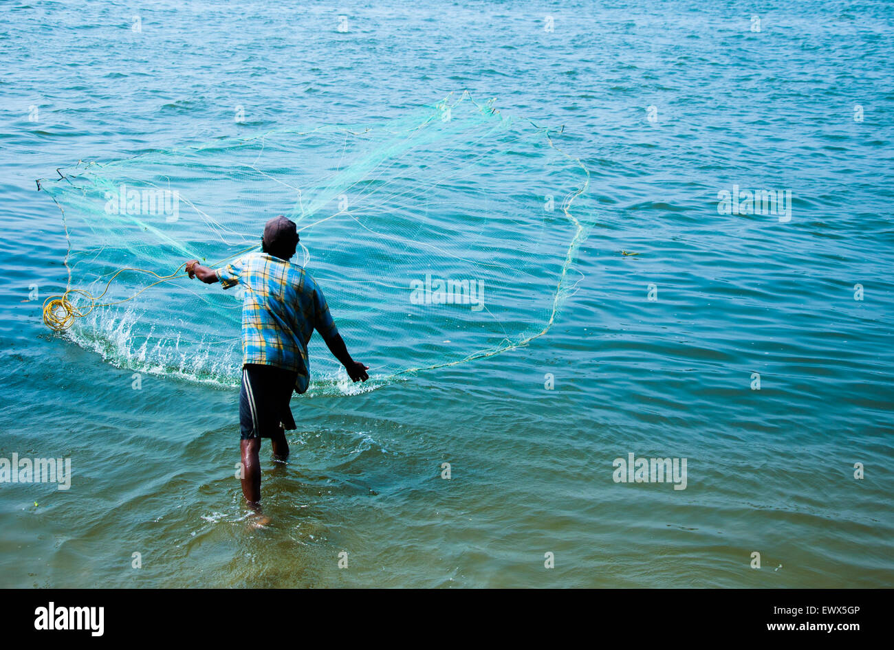 Traditionelle Fischerei in Südindien - Fischer mit Fischernetz im Blue Water, Backwaters Kochi (Cochin), Kerala, Indien Stockfoto