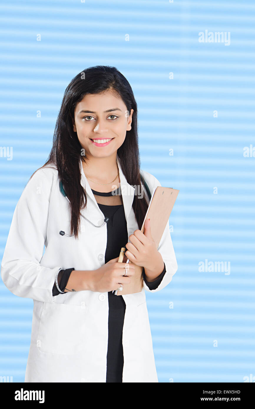 1 indische Frau Doktor stehend Stockfoto