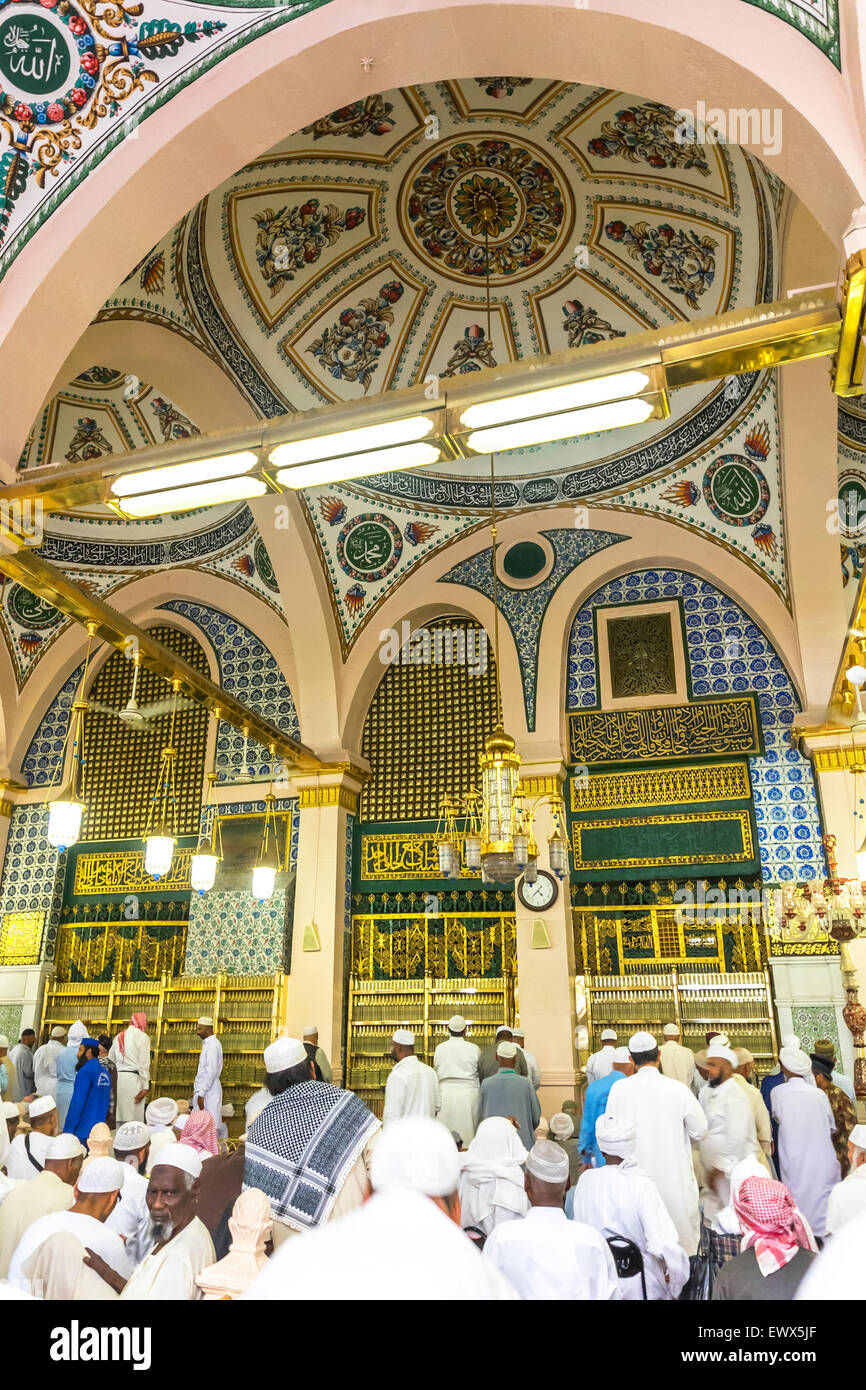 MEDINA-MAR-8: Innere Masjid Nabawi 8. März 2015 in Medina, Saudi-Arabien. Nabawi Moschee ist die zweite heiligste Moschee in ist Stockfoto