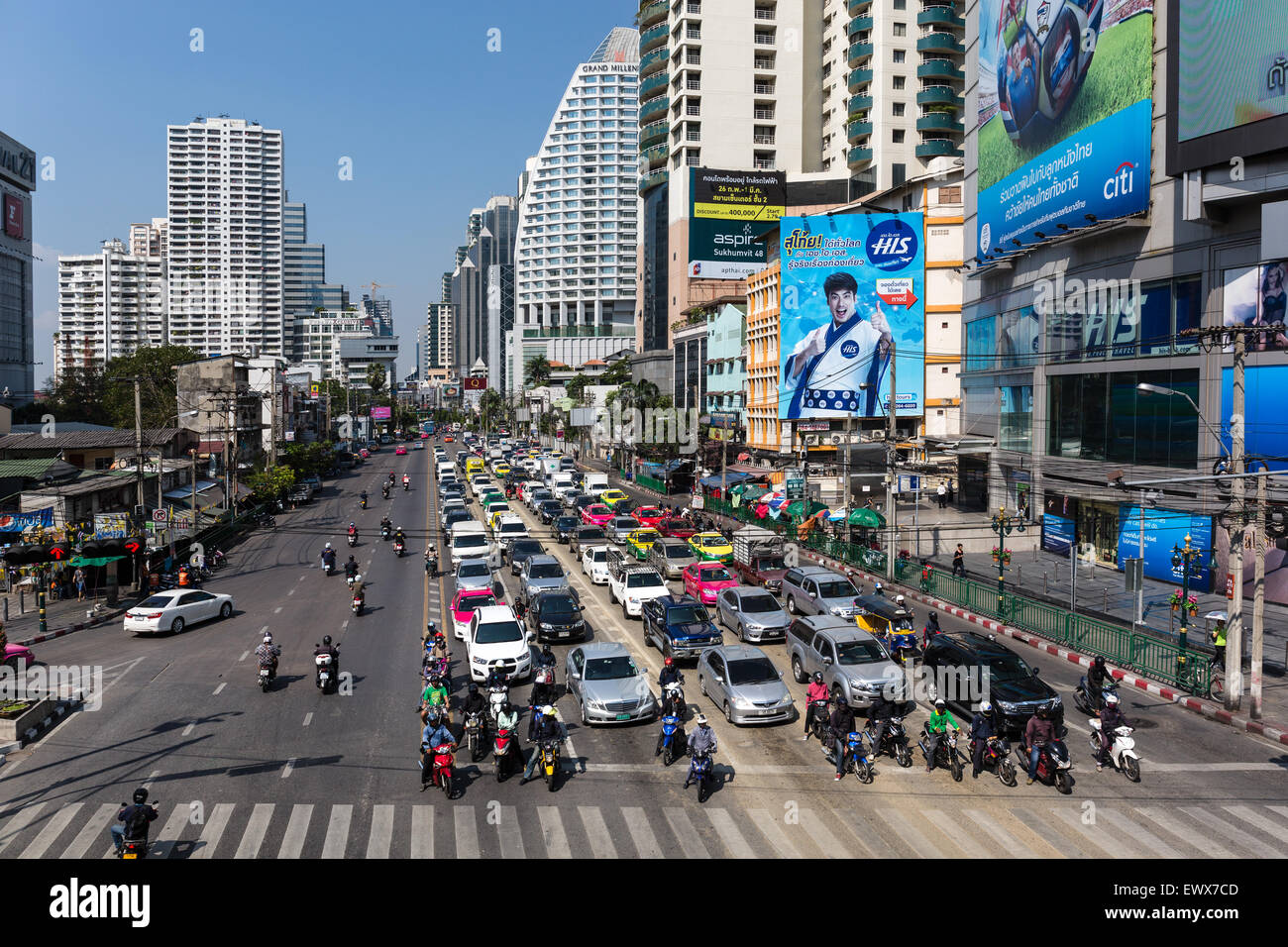 Sukhumvit Straße mit viel Verkehr, Soi Asoke, Asok, Bangkok, Thailand Stockfoto