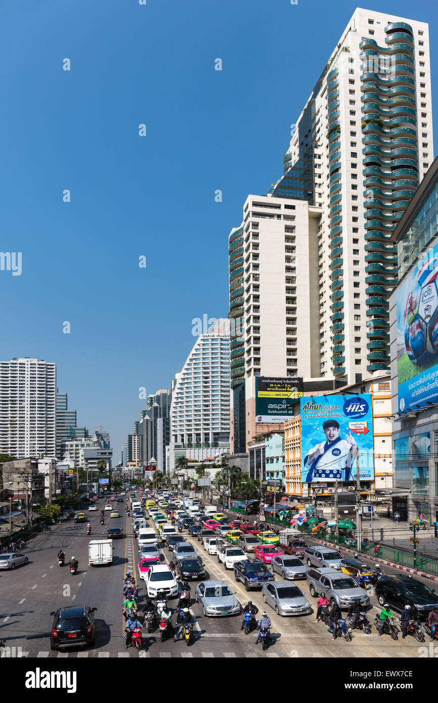 Sukhumvit Straße mit viel Verkehr, Soi Asoke, Asok, Bangkok, Thailand Stockfoto