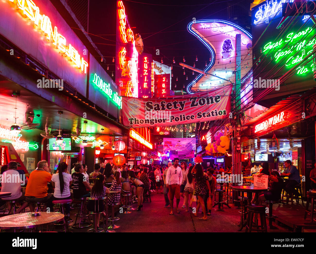 Bars und Nachtleben in Soi Cowboy Rotlichtviertel, Asoke Road, Bangkok, Thailand Stockfoto
