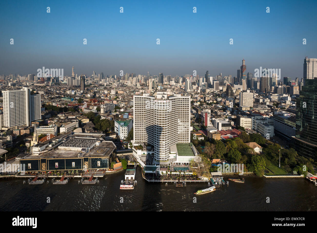 Blick auf Stadt und Sheraton Hotel Millennium Hilton, Chao Phraya River, Bangkok, Thailand Stockfoto