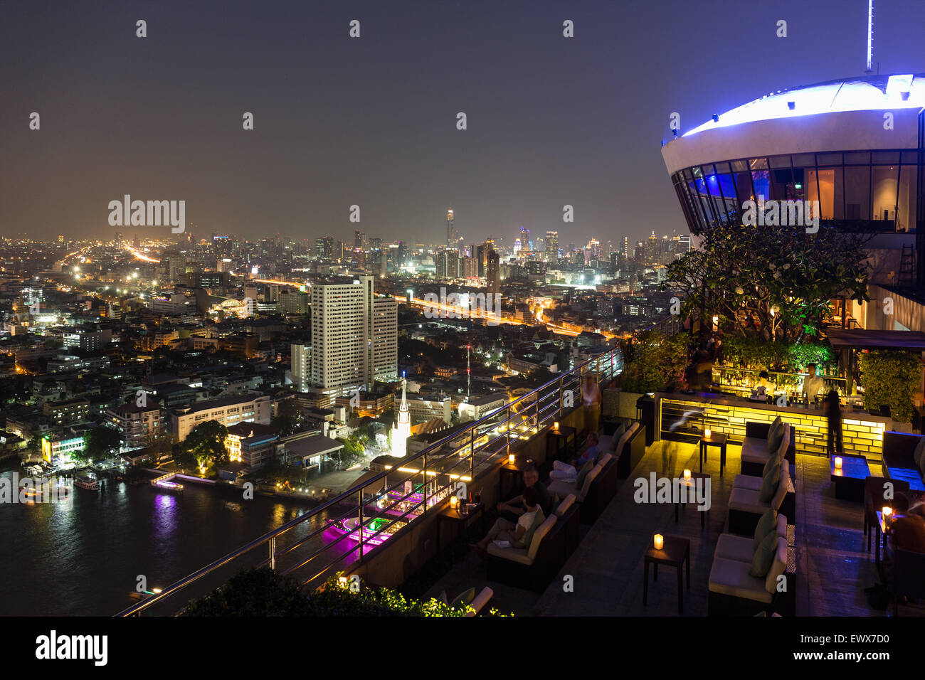 Stadtbild mit Jewelry Trade Center bei Nacht, Blick vom Millennium Hilton, Chao Phraya-Flusses, Bangkok, Thailand Stockfoto