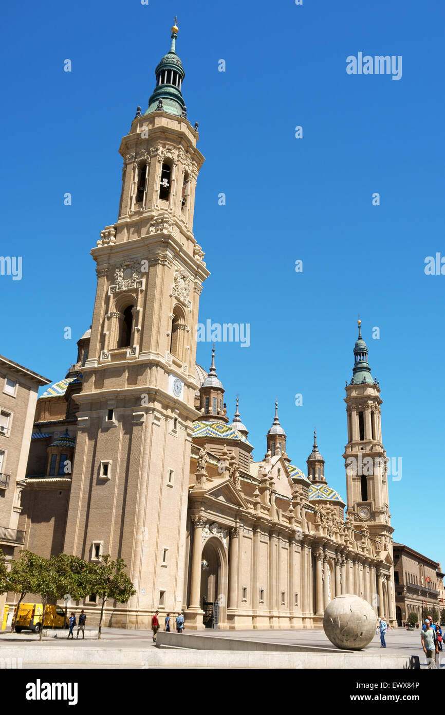 Zaragoza, Spanien - 9. August 2011: Basilika Kathedrale unserer lieben Frau von der Säule in Saragossa. Stockfoto