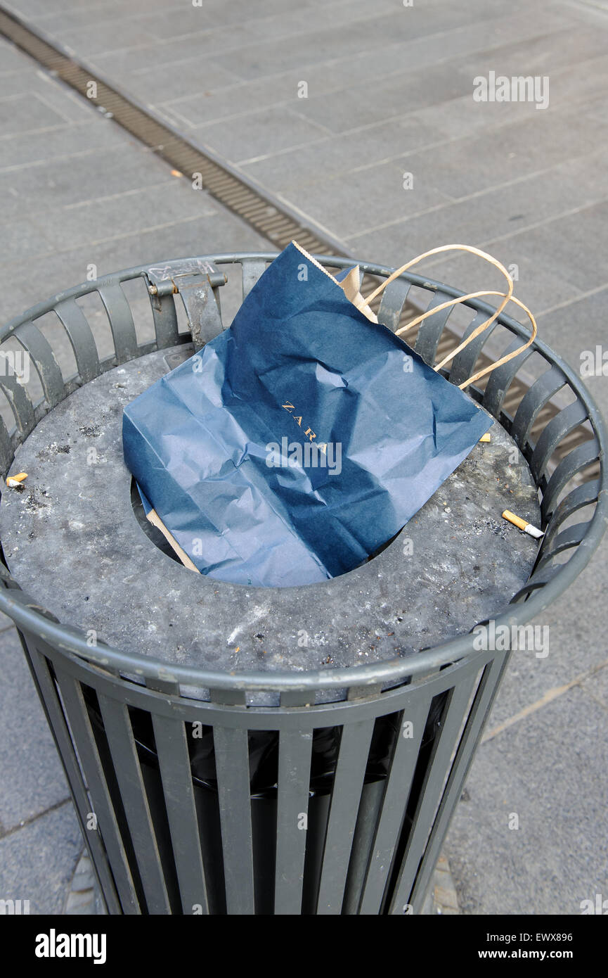 Mailand, Italien - 18. März 2015: auf den Straßen der Stadt. Zerknitterte Pack der Marke Zara in einer Urne Stockfoto