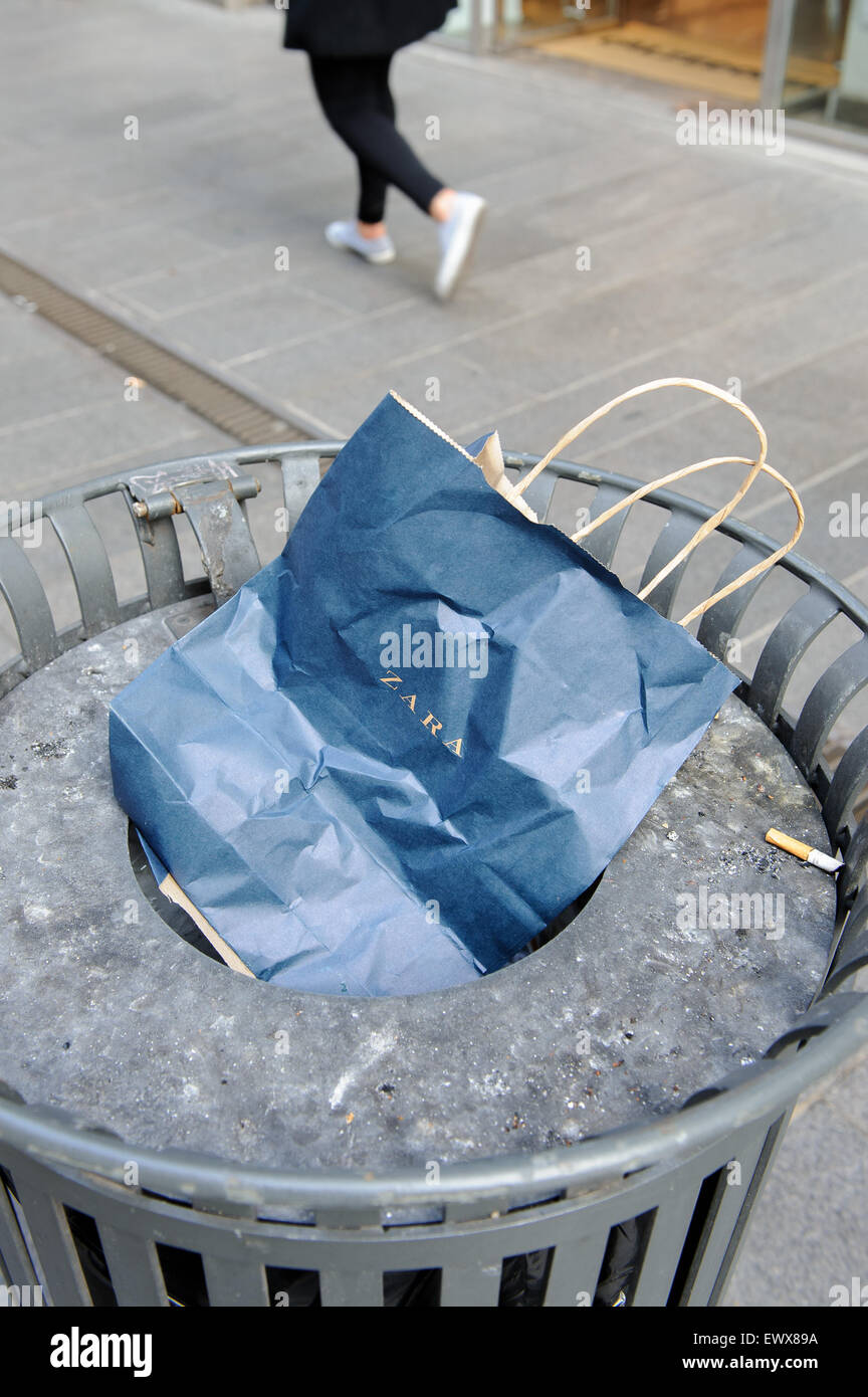 Mailand, Italien - 18. März 2015: auf den Straßen der Stadt. Zerknitterte Pack der Marke Zara in einer Urne Stockfoto