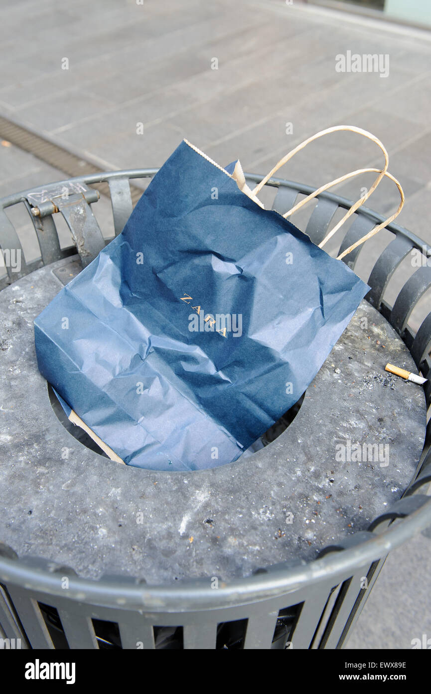 Mailand, Italien - 18. März 2015: auf den Straßen der Stadt. Zerknitterte Pack der Marke Zara in einer Urne Stockfoto