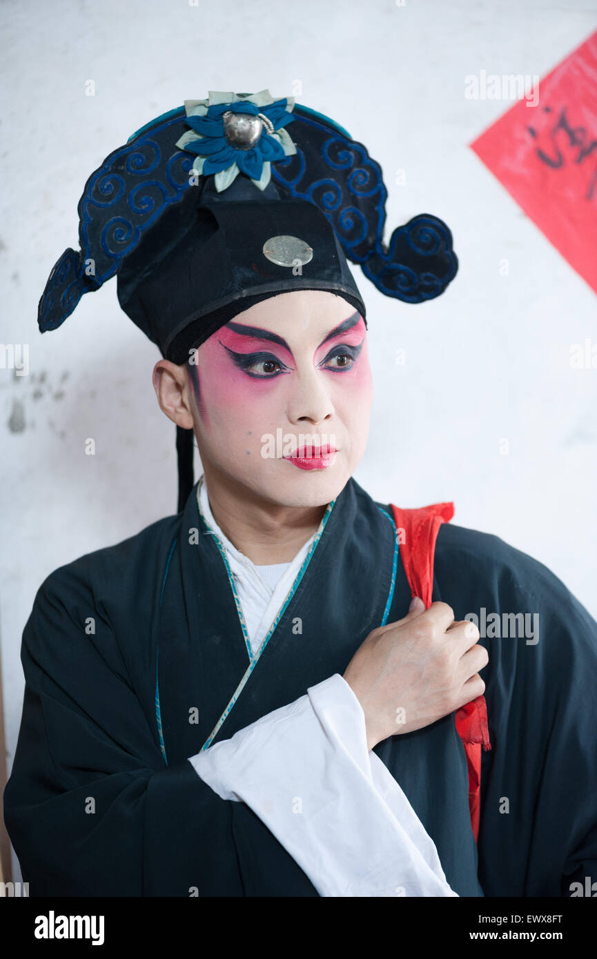 Chongzhou, Provinz Sichuan, China - 4. April 2015: Porträt eines Sichuan Oper Firma Schauspieler. Stockfoto