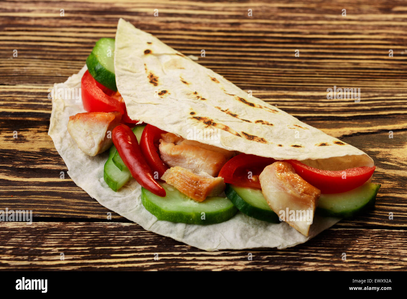 Traditionelle Shawarma Wrap mit Hähnchen und Gemüse Stockfoto