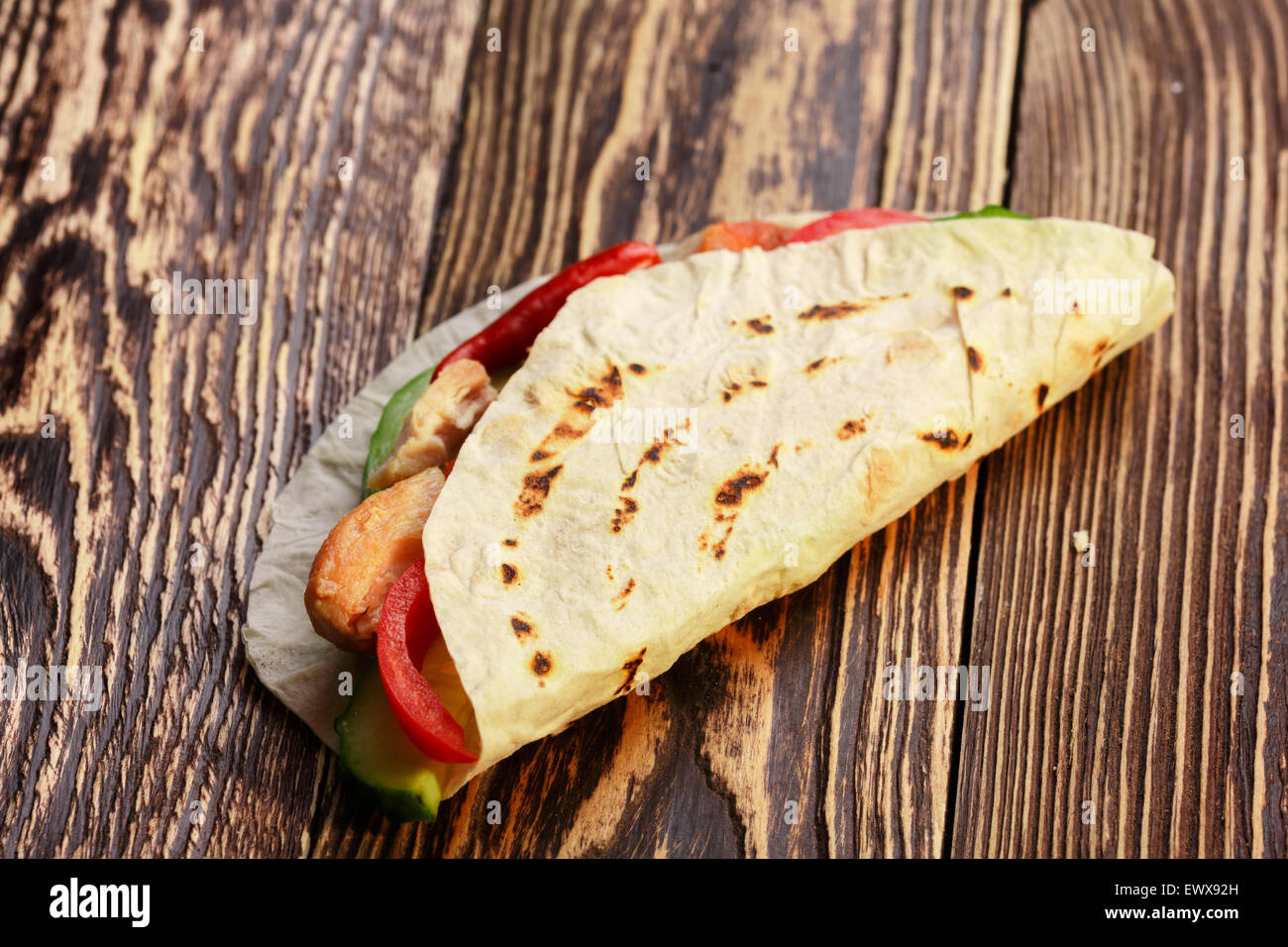 Traditionelle Shawarma Wrap mit Hähnchen und Gemüse Stockfoto