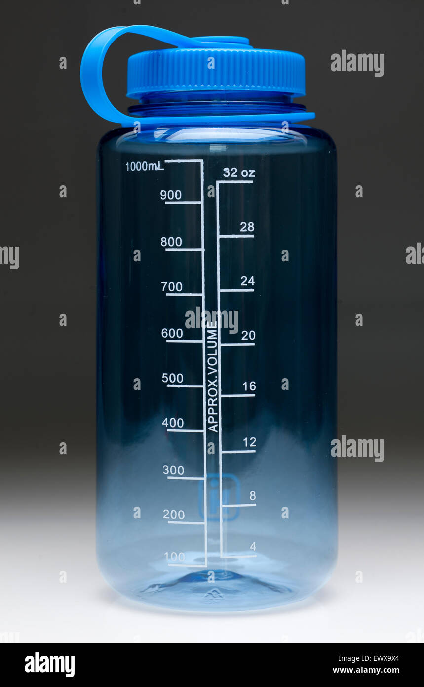 1000ml 1 Liter 32 Fluid oz gemessen durchsichtigen Kunststoff Wasserflasche mit blauem Schraubverschluss und Halter Stockfoto