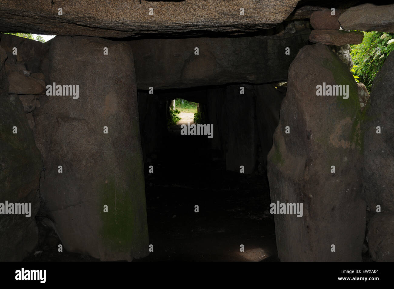 Eingang zu den neolithischen Le Mané-Réthual Dolmen, (aka Mané Rutual) befindet sich am Loqmariaquer in der Bretagne, Frankreich. Stockfoto