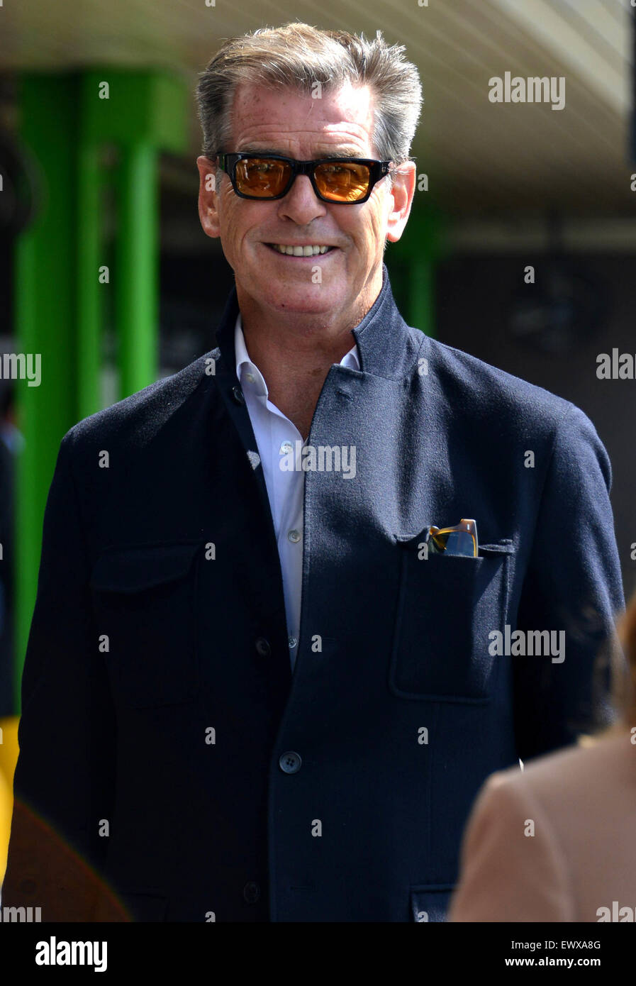 Pierce Brosnan kommt in Mailand, Italien. Die ehemalige James Bond-Star hält vor und posiert mit Fans beim Transport am Flughafen warten.  Mitwirkende: Pierce Brosnan wo: Mailand, Italien bei: 30. April 2015 Stockfoto