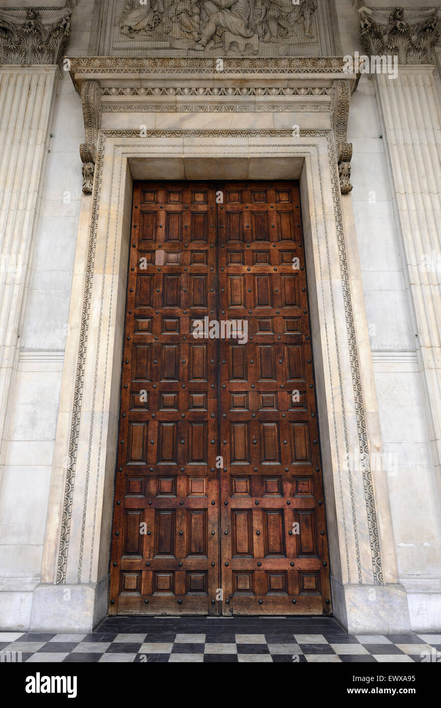 Eingangstür zur St. Pauls Cathedral, London, UK. Stockfoto