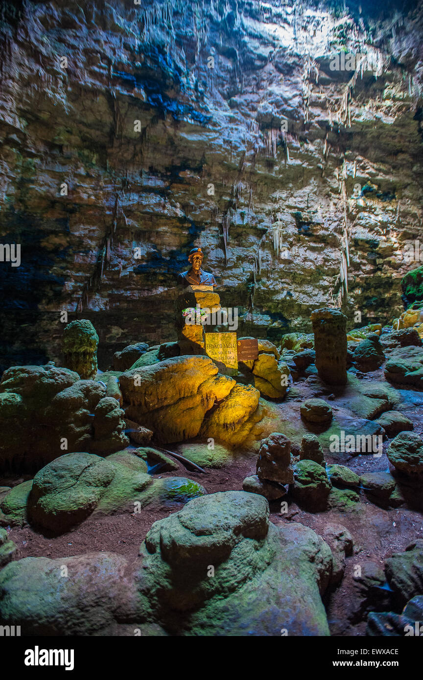 Italien Apulien Castellana Grotte - Eintrag künstlich geschaffenen drei Monate nach der Entdeckung-Büste des Explorers Franco Anelli Stockfoto