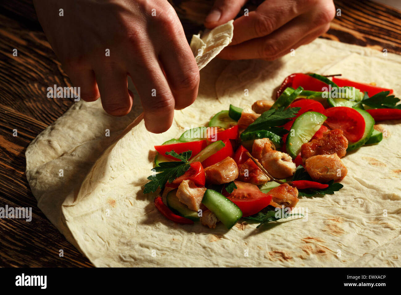 Kochen traditioneller Döner-Wrap mit Huhn und Gemüse Stockfoto