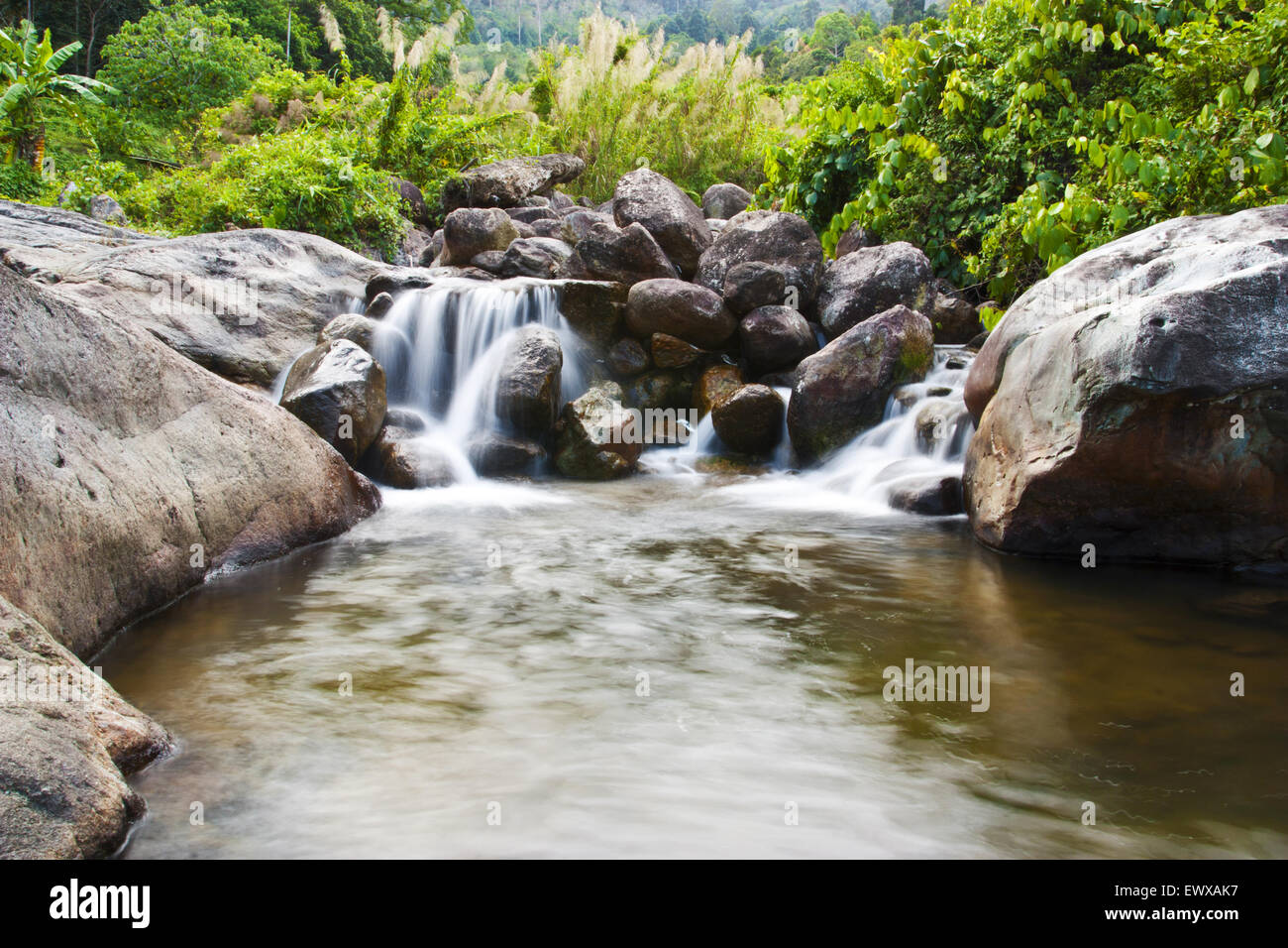 Tief im Wald Wasserfall, schöne Natur in Thailand Stockfoto