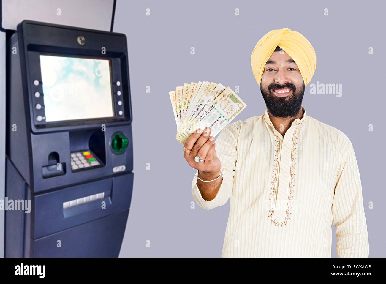 1 indische Punjabi Mann Geld zeigen Stockfoto