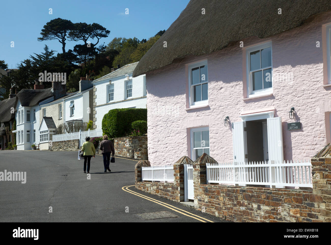 Traditionellen weißen und rosafarbenen Cottages in St. Mawes, Cornwall, England, UK Stockfoto