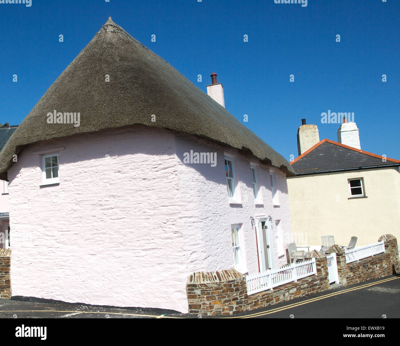 Traditionellen gelben und rosa Cottages in St. Mawes, Cornwall, England, UK Stockfoto