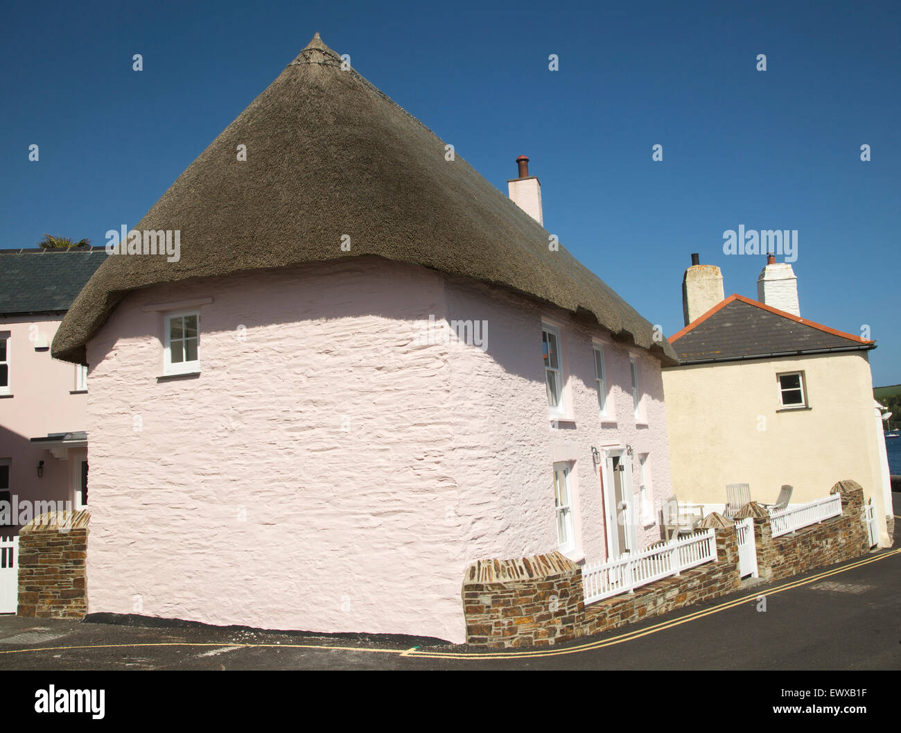 Traditionellen gelben und rosa Cottages in St. Mawes, Cornwall, England, UK Stockfoto