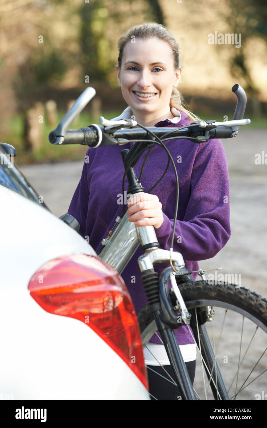 Weibliche Radfahrer nehmen Mountainbike von Rack auf Auto Stockfoto