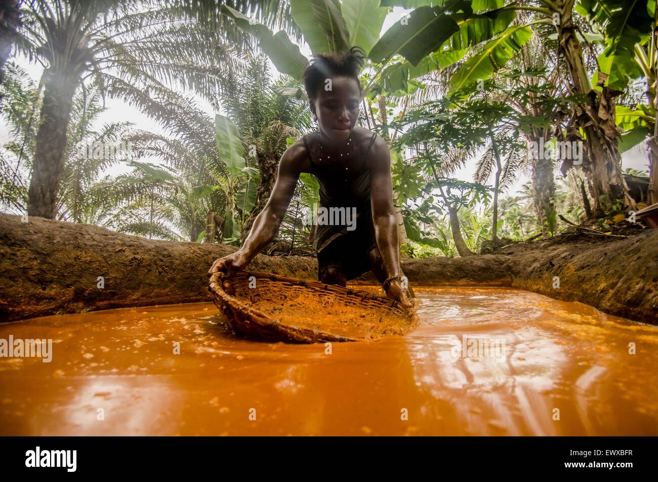 Eine Frau, die Vorbereitung von Palmöl auf einer Farm in Sierra Leone. Stockfoto