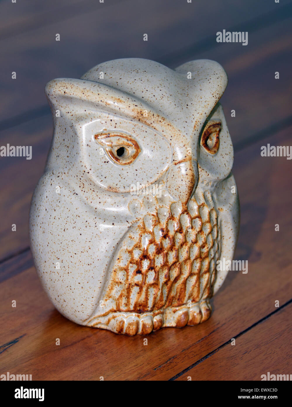 Keramik eule -Fotos und -Bildmaterial in hoher Auflösung – Alamy