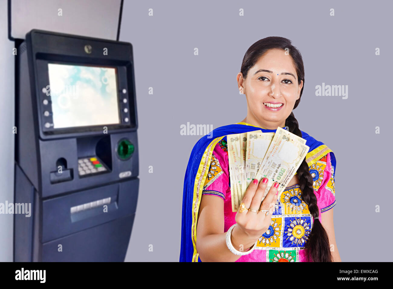 1 indische Punjabi Frau Geld zeigen Stockfoto