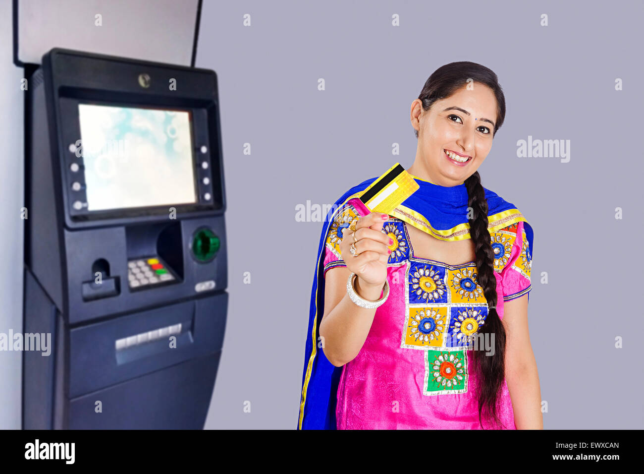 1 indische Punjabi Frau Kreditkarte zeigen Stockfoto