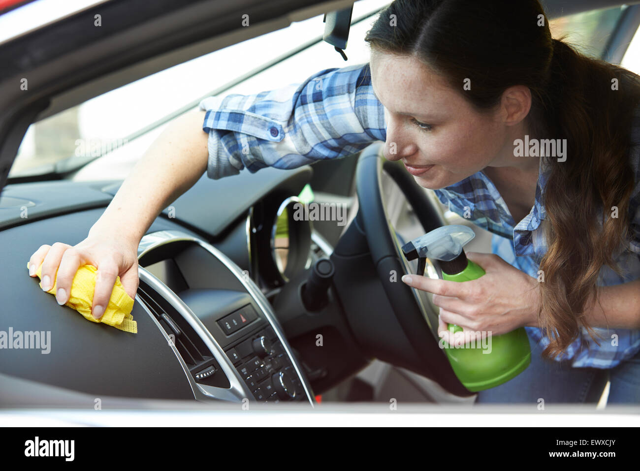 Eine Frau in Kariertem Hemd Reinigt Die Innenseite Des Autos Mit Einem  Mikrofasertuch. Stockbild - Bild von tür, innere: 219632113