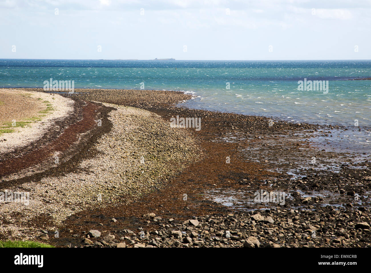 Stoney Strand bei Ebbe, heilige Insel Lindisfarne, Northumberland, England, UK Stockfoto