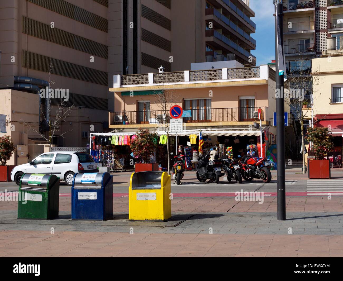 Recycling von Mülltonnen auf der Straße in Spanien Stockfoto