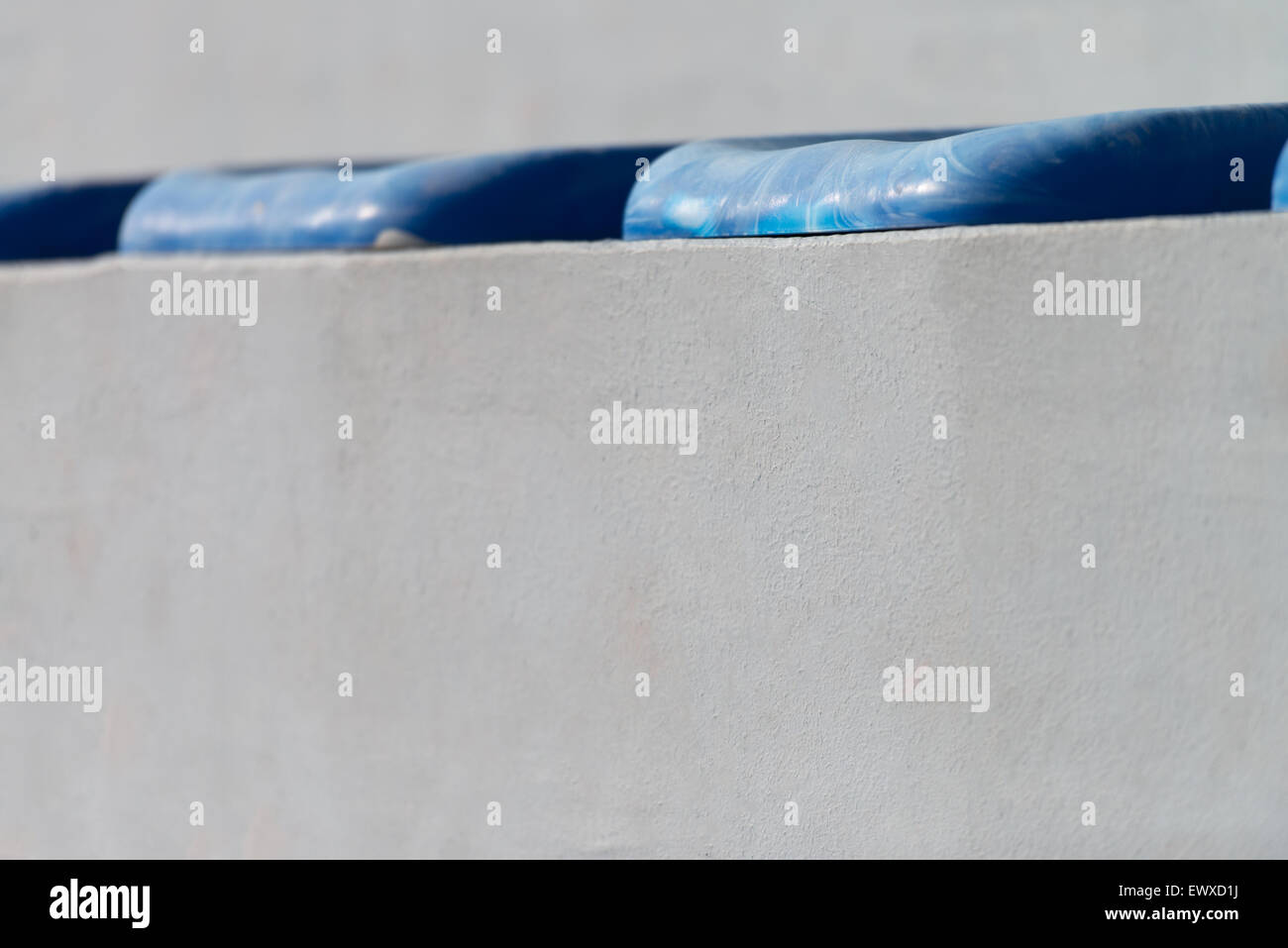 Kunststoff blau Sitze im Fußballstadion Stockfoto