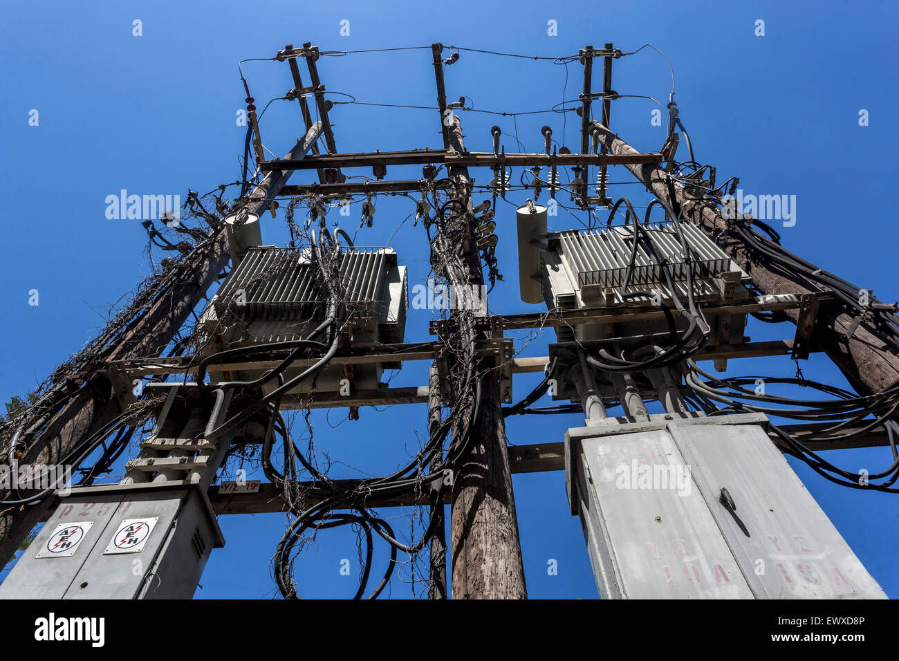 Stromversorgungs-Pylon mit einem Elektrotransformator Griechenland, Europa-Drähte im Himmel, Chaos Stockfoto