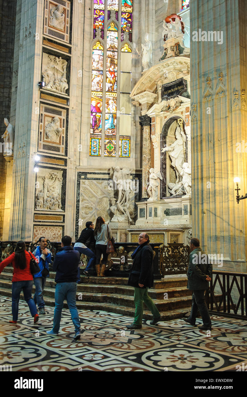 Mailand, Italien - 20. März 2015: Innerhalb des Dom. Stockfoto