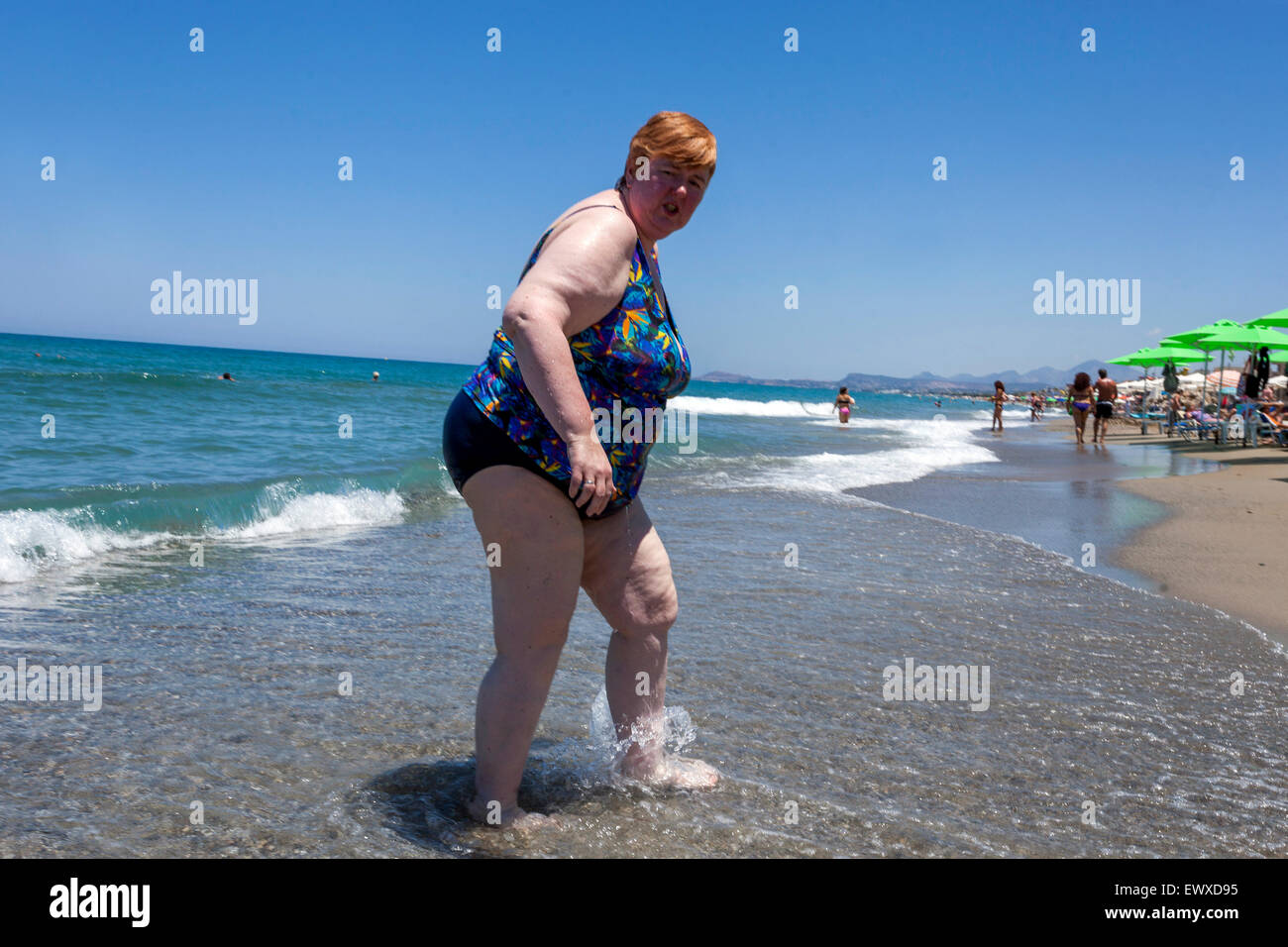 Strand von Rethymno, Kreta, griechische Insel, Griechenland, Europa, übergewichtige ältere fettleibige Frau Urlauberin, Strand übergewichtige Frau fett Stockfoto