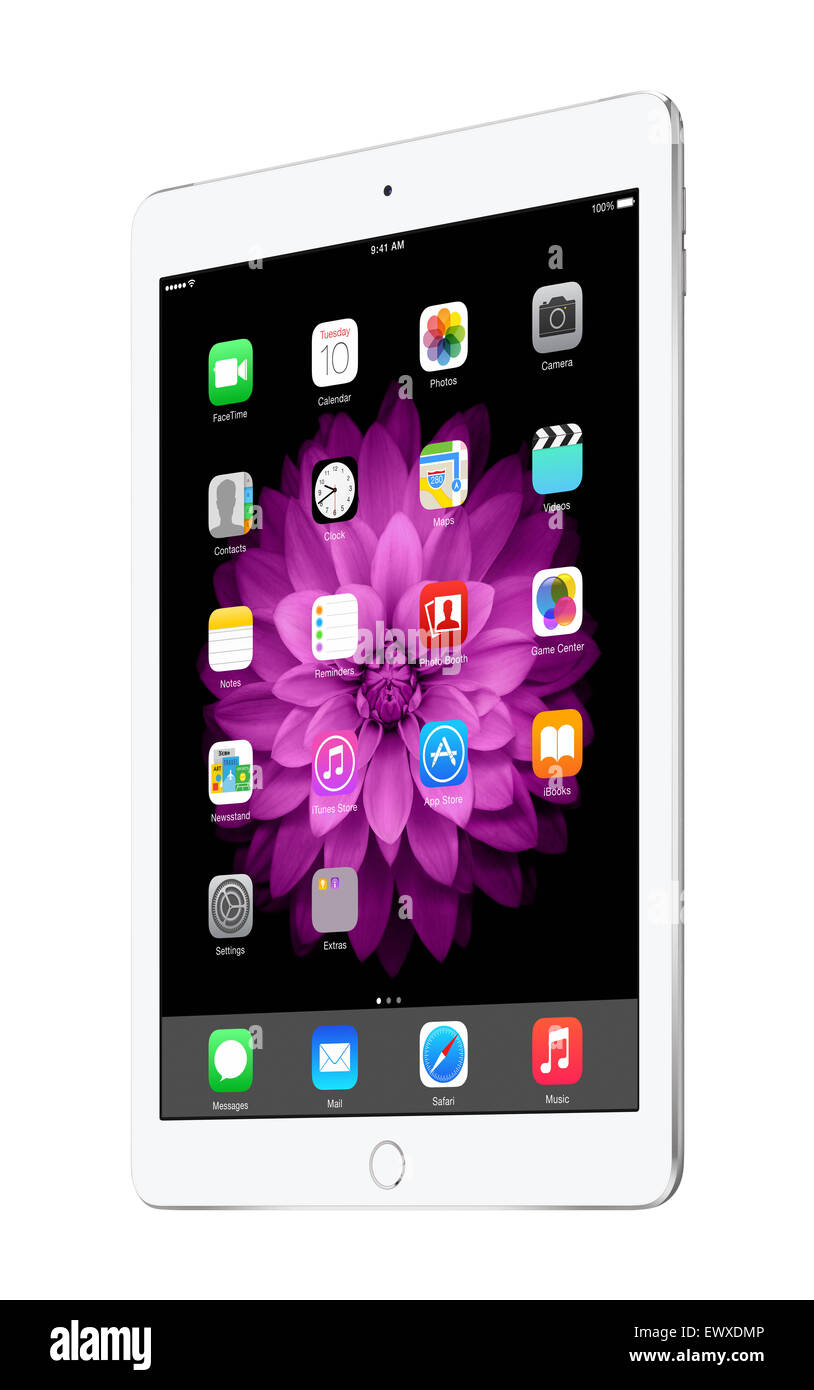 Varna, Bulgarien - 2. Februar 2014: Halb gedreht Silber Apple iPad Air 2 mit Touch ID iOS 8 Homescreen anzeigen Stockfoto