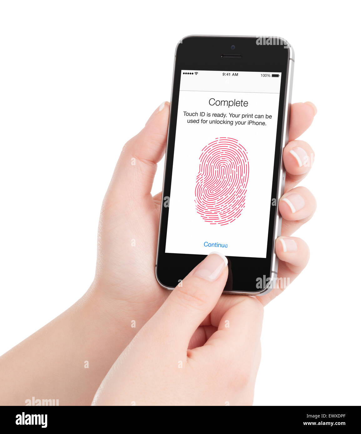Varna, Bulgarien - 7. Dezember 2013: Frau ist Fingerabdruck von Apple Space Grau iPhone 5 s Touch ID, entworfen von Apple Inc Scannen Stockfoto