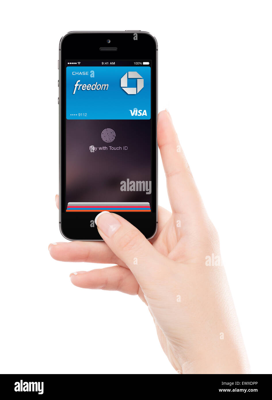 Varna, Bulgarien - 7. Dezember 2013: Weibliche Hand hält Apple Space Grau iPhone 5 s mit Touch Id Apple Pay-Technologie Stockfoto