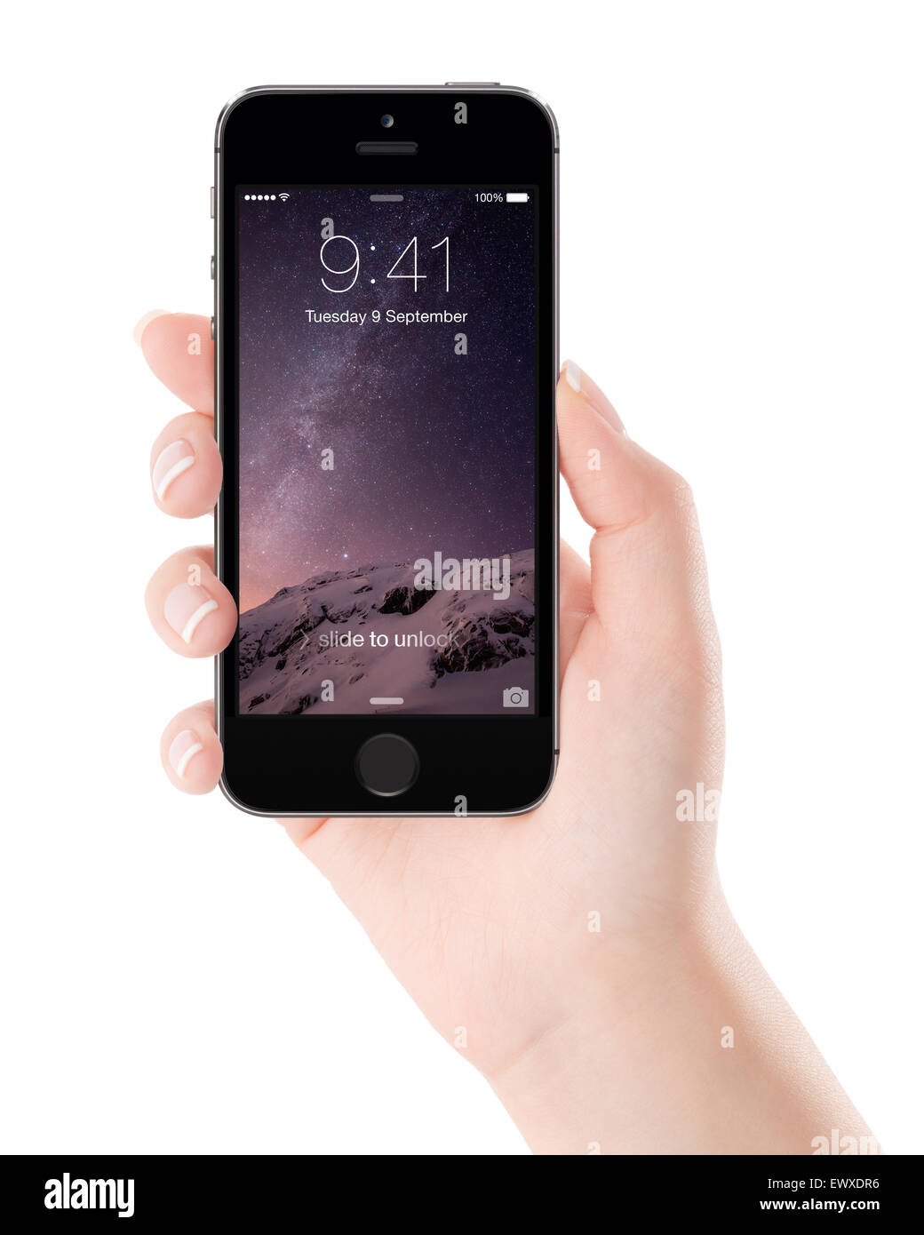 Varna, Bulgarien - 7. Dezember 2013: Weibliche Hand, hält Apple Space Grau iPhone 5 s mit Lock-Bildschirm auf dem display Stockfoto