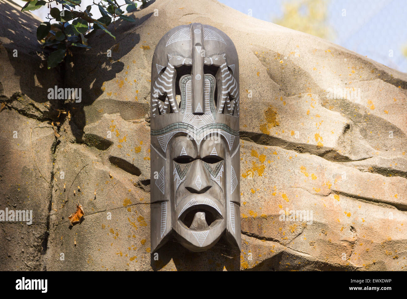 Afrikanische Masken aus Holz Totem Skulpturen Stockfoto